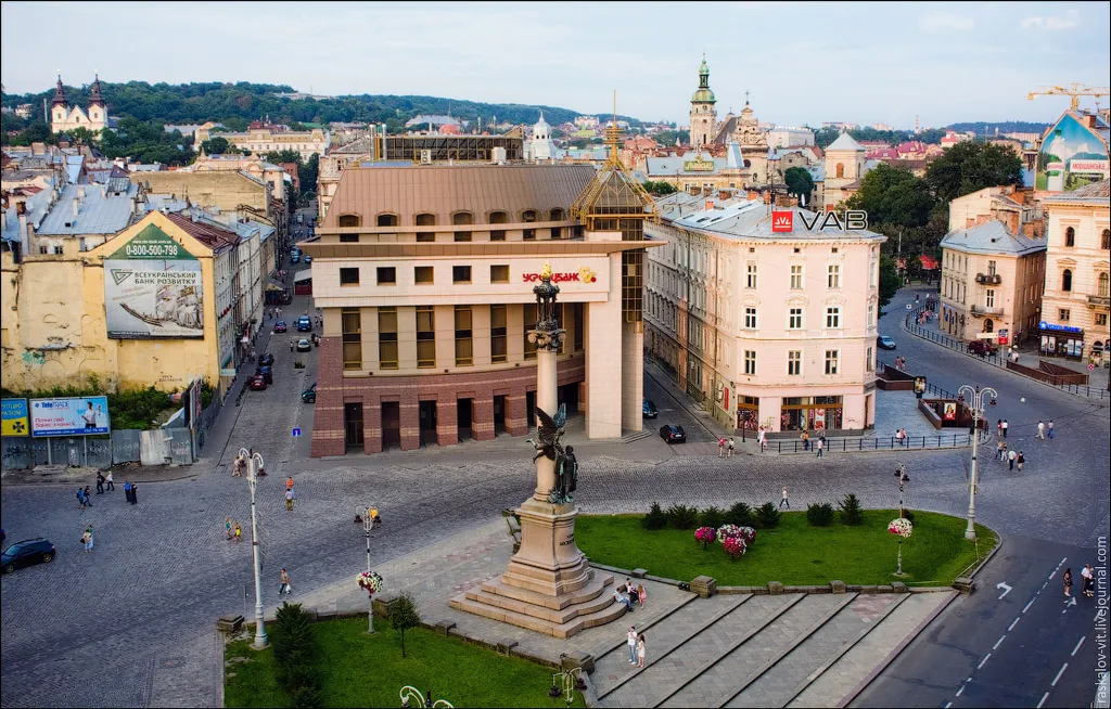 Zdanie-banka-na-pl.-Mitskevicha - Vежа