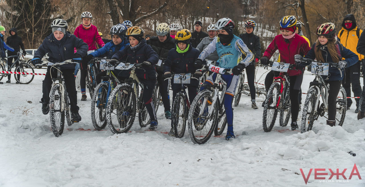 Мороз, рожева фарба та стрільба з коліс: у Вінниці провели змагання з велобіатлону. ФОТО