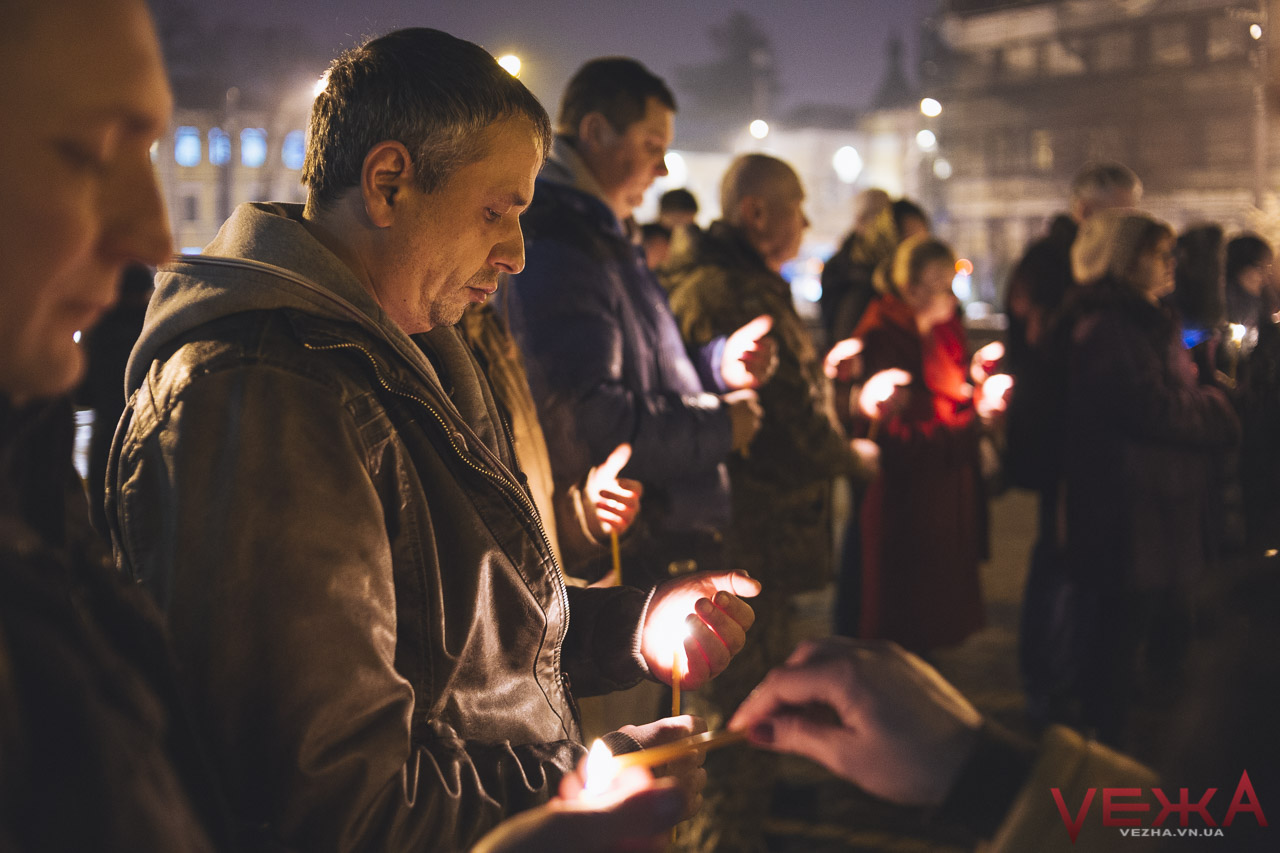 Вінничани на площі молилися за полеглими в Авдіївці. ФОТОРЕПОРТАЖ