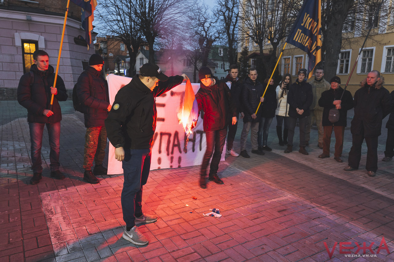 В центрі Вінниці спалили російський прапор до річниці анексії Криму. ФОТО