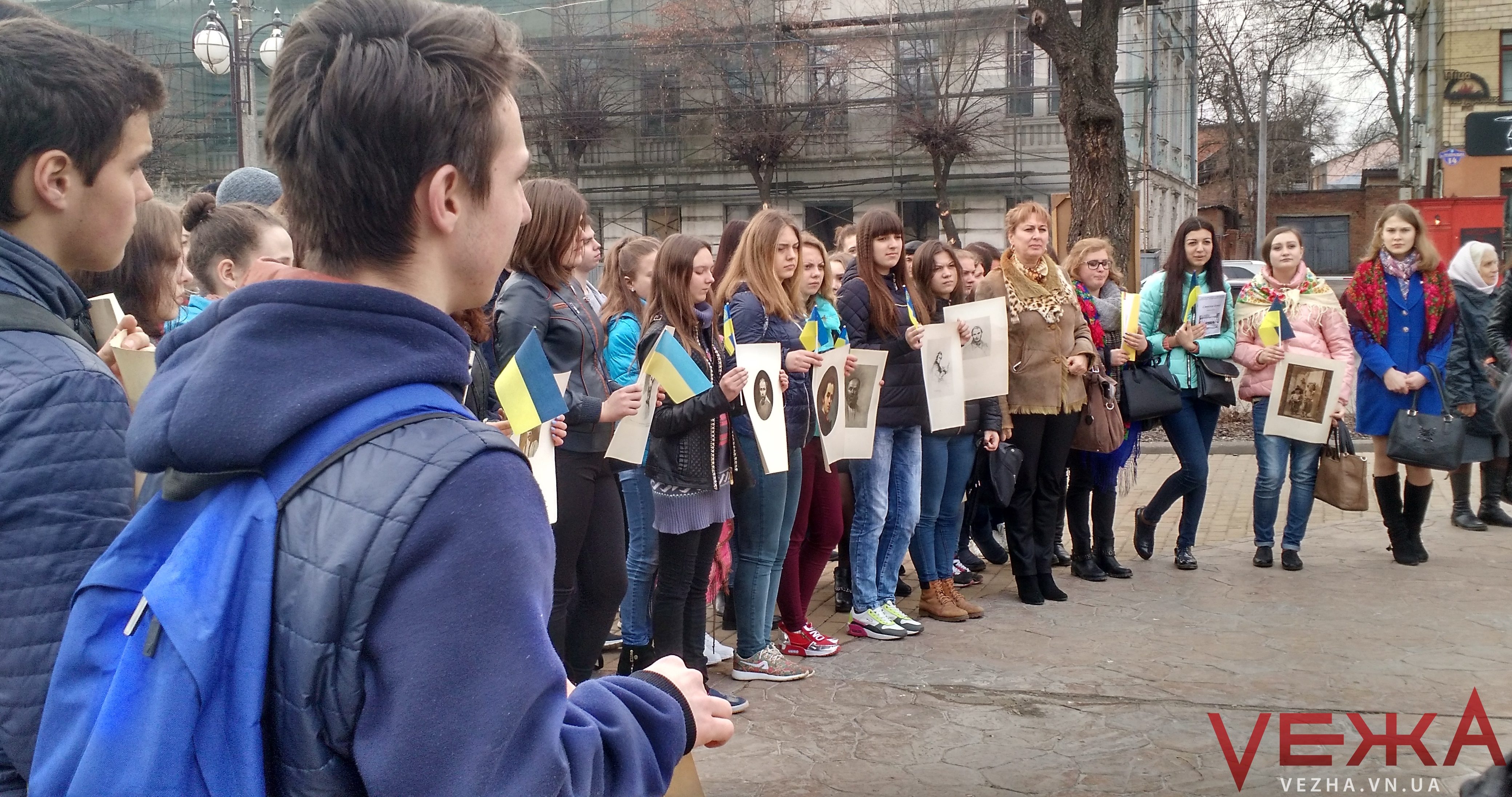 Півсотні вінницьких студентів вийшли на майдан з портретами Шевченка. ФОТО