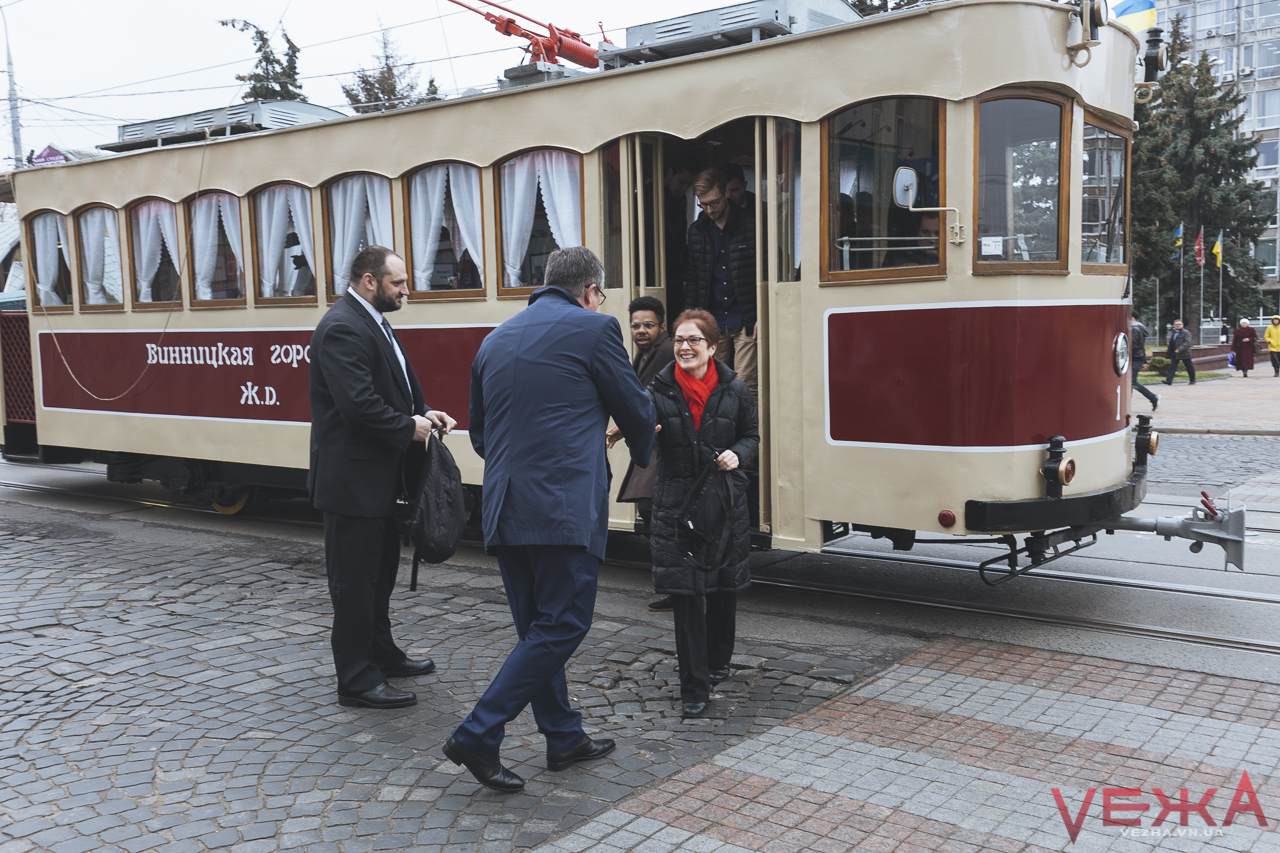 Посол США прибула до Вінниці потягом та покаталась на трамваї. ФОТО