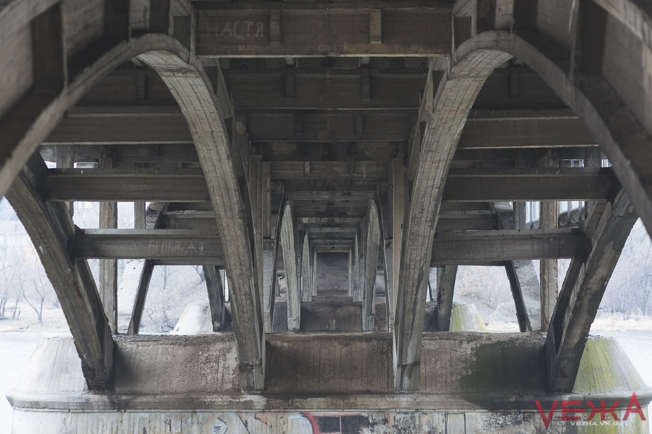 «Скоро тут люди лазитимуть, як мавпи»: розпочався ремонт Київського мосту. ФОТО