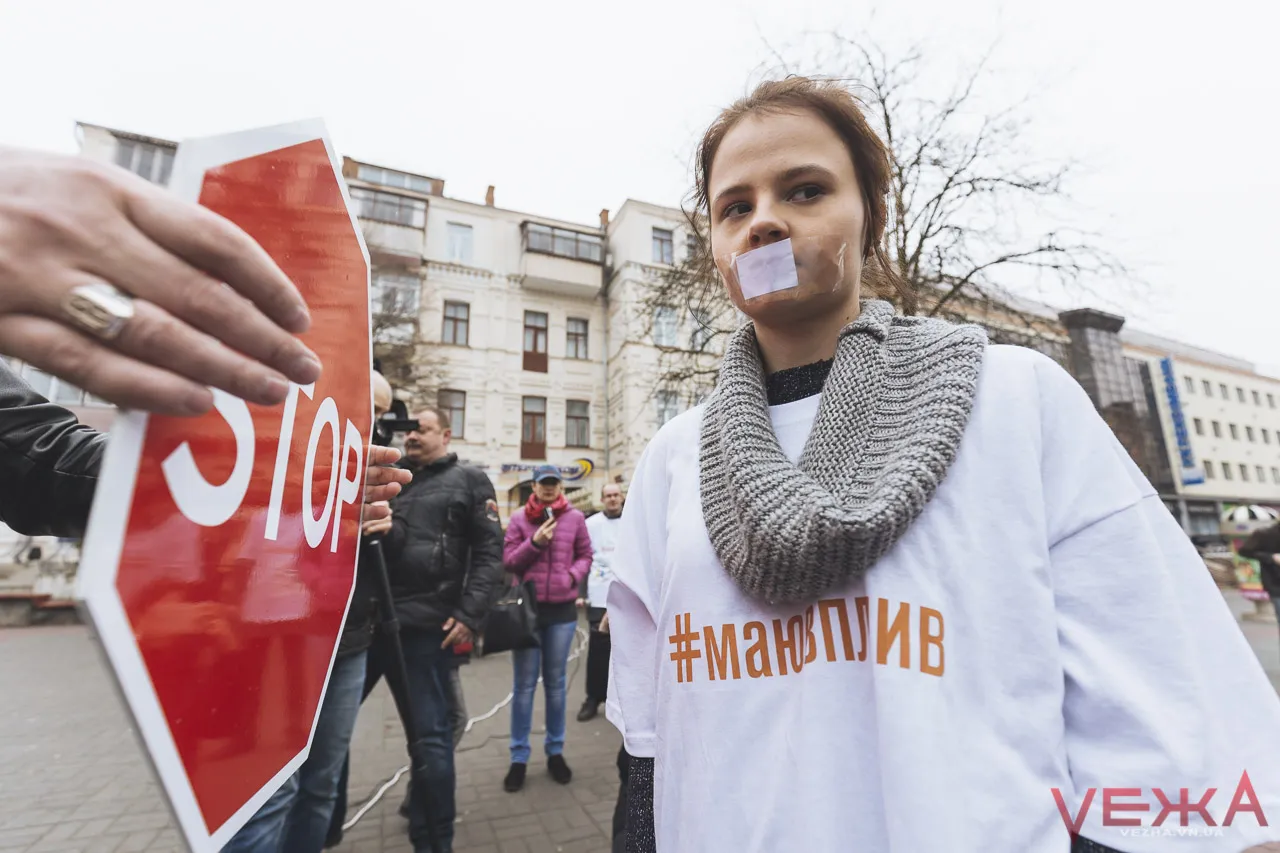 «По-моєму, чувак, нас кинули»: у Вінниці переселенці вимагали собі право голосу. ФОТО