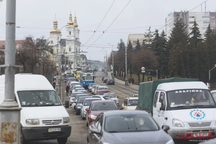 Вінницьким водіям заборонили повертати з Центрального мосту на Староміський
