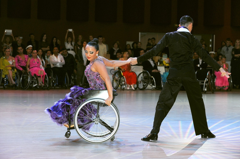 «Танець не має обмежень»: у Вінниці затанцюють вальс на візках