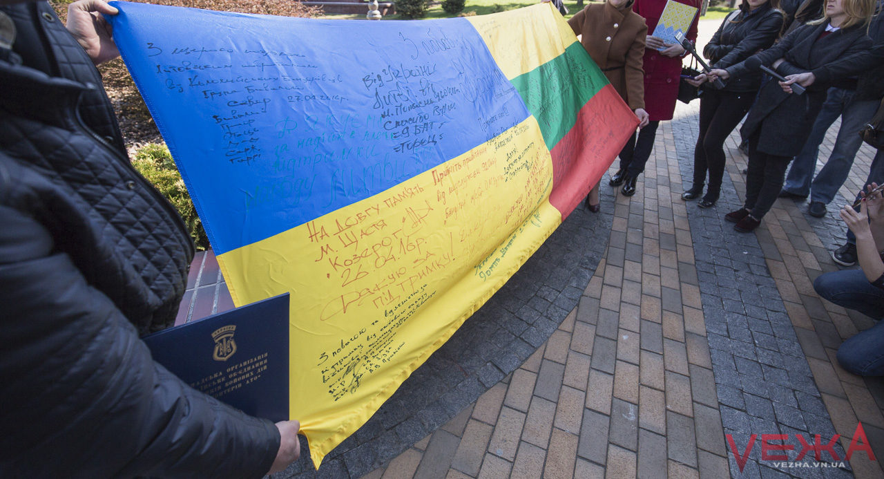 «З України з любов’ю»: вінницькі волонтери повезли Президенту Литви унікальний прапор. ФОТО