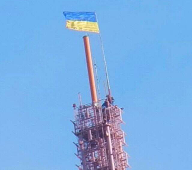 Вінницькі волонтери встановили прапор з підписами бійців на найвищу телевежу в Україні. ФОТО