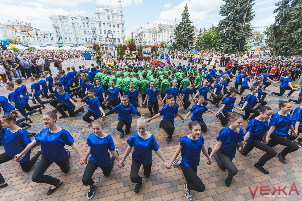 ЄвроВінниця: День Європи стартував масовим танцем дітей та виступом Гройсмана. ФОТО