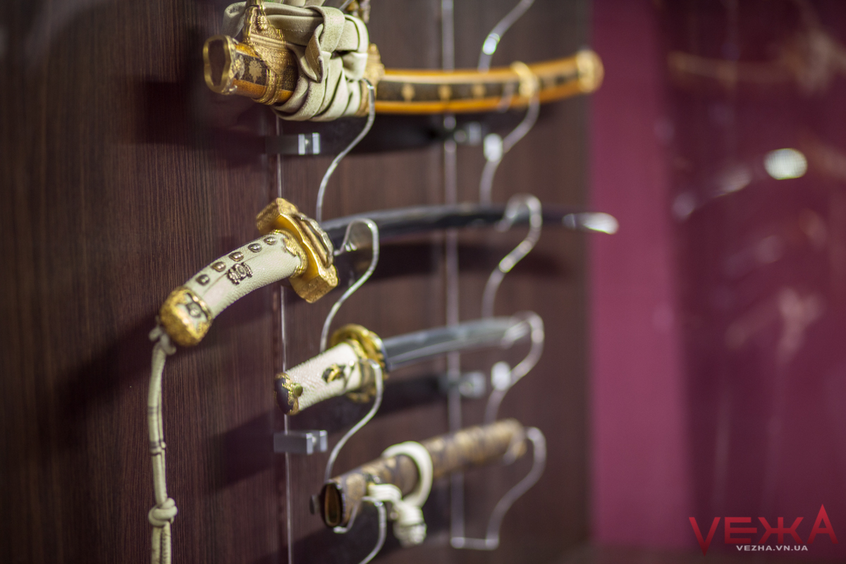 Самурайські катани та козацькі шаблі: у Вінниці відкрилася унікальна виставка холодної зброї. ФОТО