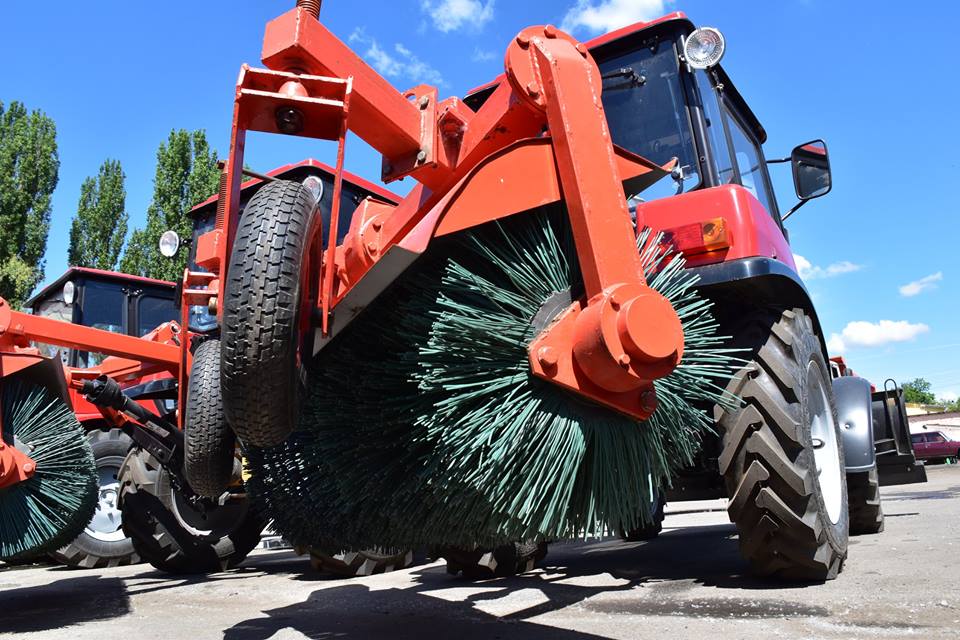 Вінницькі комунальники придбали 12 тракторів для прибирання тротуарів