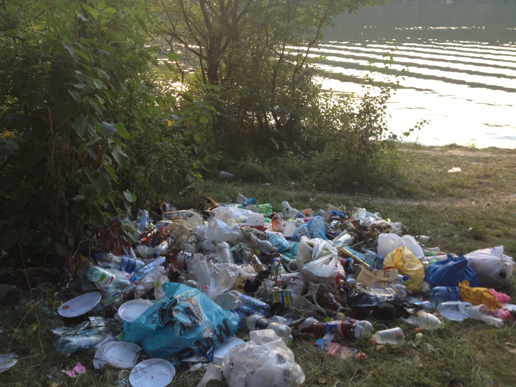 Мильна піна і нечистоти: мешканці приватного сектору скидають сміття у річку