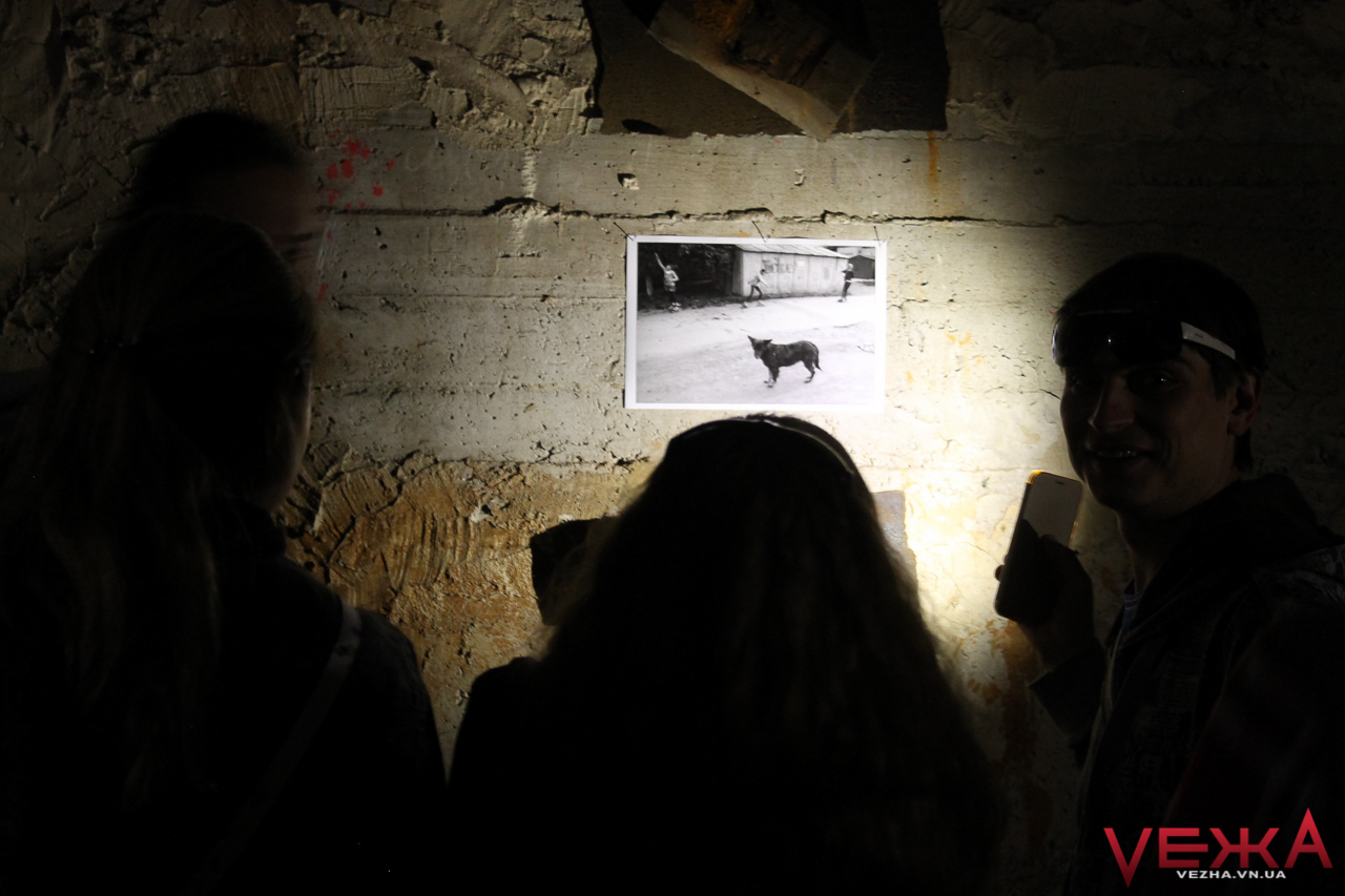 Знайди фото у темряві: у Вінниці відбулась нічна виставка стріт-фото Олега Усатюка