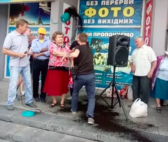 У Вінниці на мітингу відбулася сутичка: побиті активісти та вікна “Вінтери”. ВІДЕО