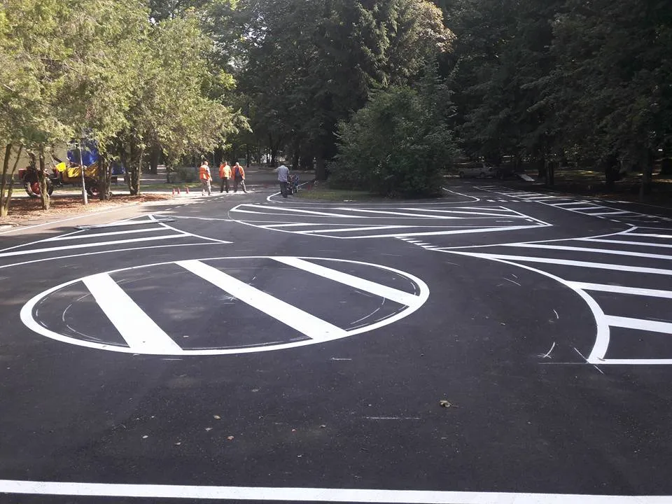 У Центральному парку створюють розмітку для велошколи. ФОТО