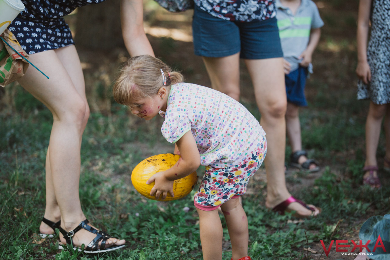 У пошуках кавуна: у Вінниці діти зібрали літній врожай на міському городі біля Вежі