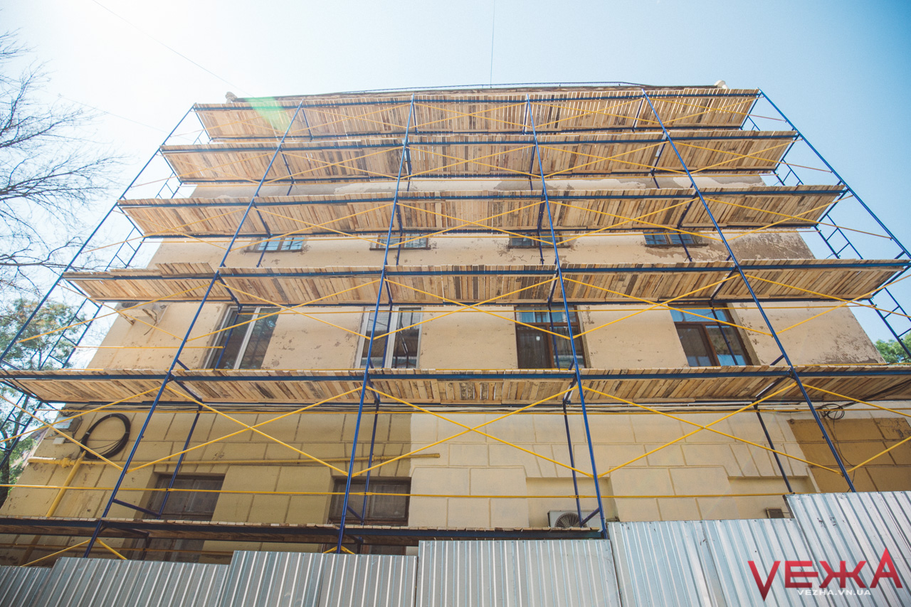 Нове обличчя Соборної: у центрі Вінниці почали реставрацію фасаду ще одного будинку. ФОТО