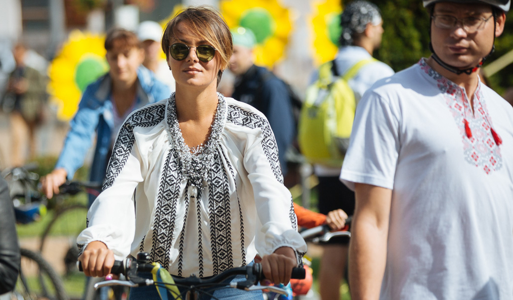 Від Майдану до “Росії”: у Вінниці велосипедисти виїхали на парад у вишиванках. ФОТОРЕПОРТАЖ