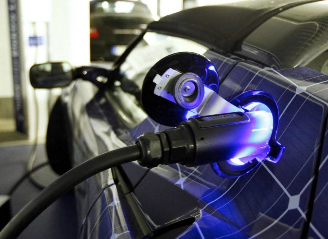 Заряди своє авто: у вінницьких «Прозорих офісах» впроваджують новий еко-сервіс