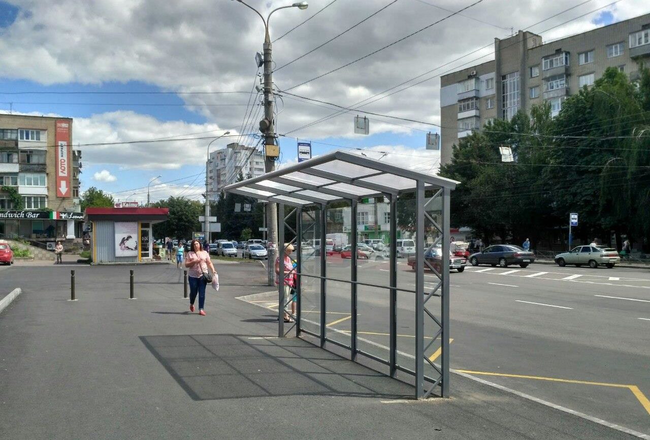 У Вінниці встановили нові прозорі зупинки. ФОТО