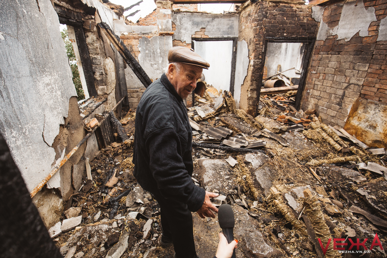 Господарям найвідомішої хати, зруйнованої вибухами в Павлівці, куплять новий дім за $30 тисяч. ФОТО