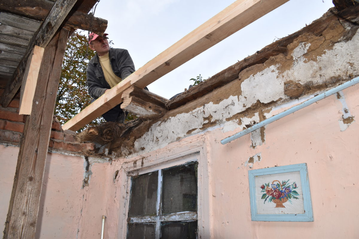 Родині, якій снаряд спалив хату, збудують новий будинок