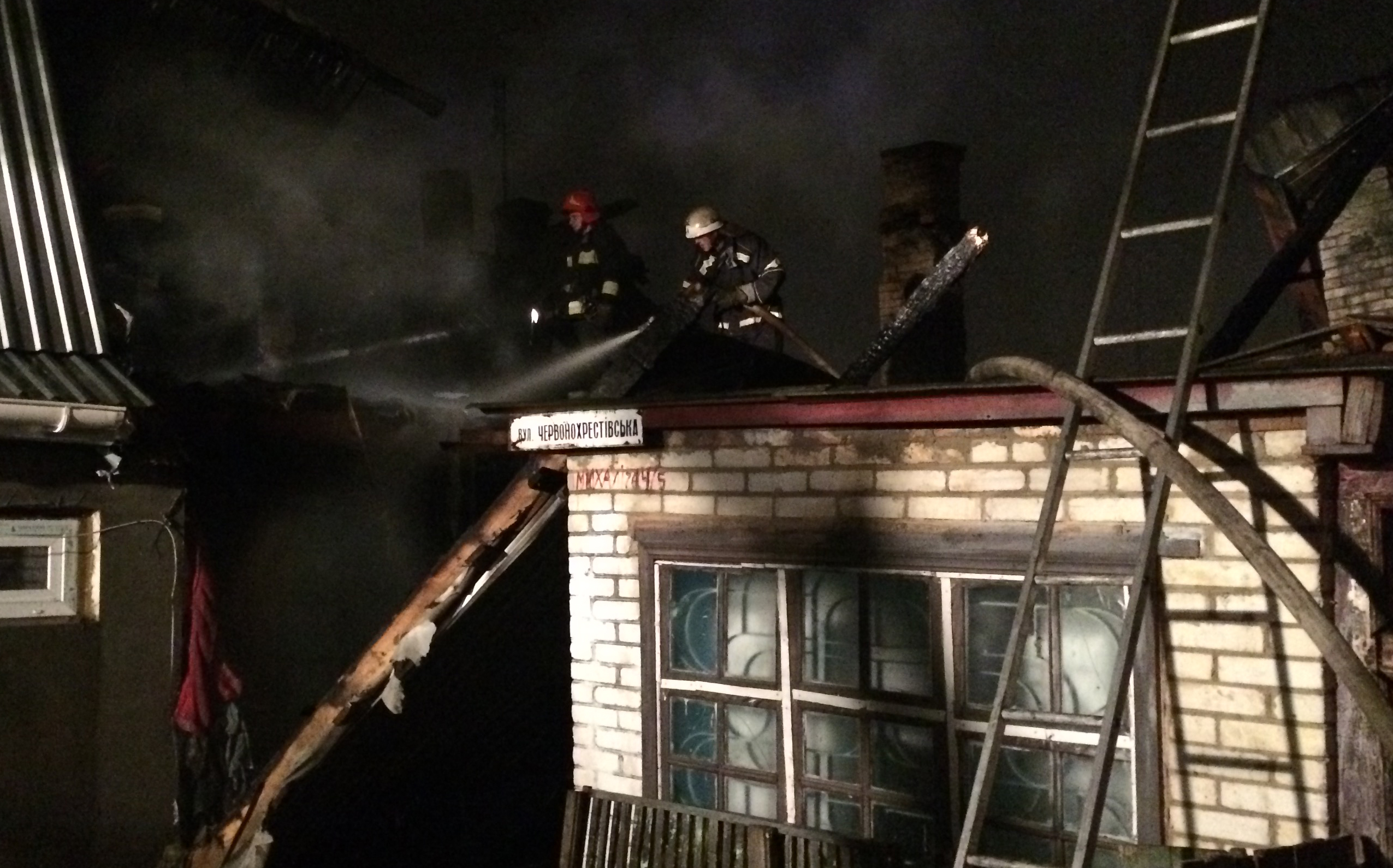 У центрі Вінниці згорів житловий будинок, евакуйовано 14 людей. ФОТО, ВІДЕО