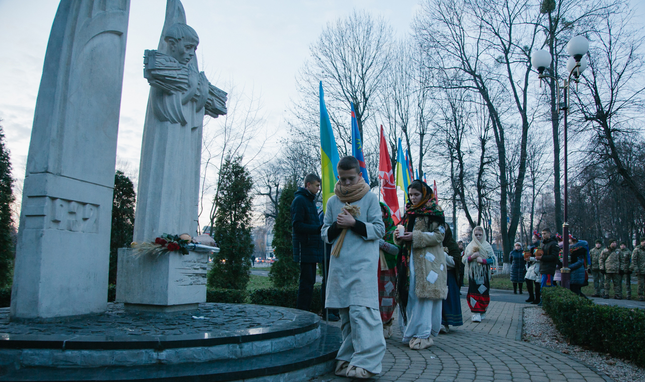 Кожен п’ятий мешканець Вінниччини помирав від голоду: місто вшанувало пам’ять жертв Голодоморів. ФОТОРЕПОРТАЖ