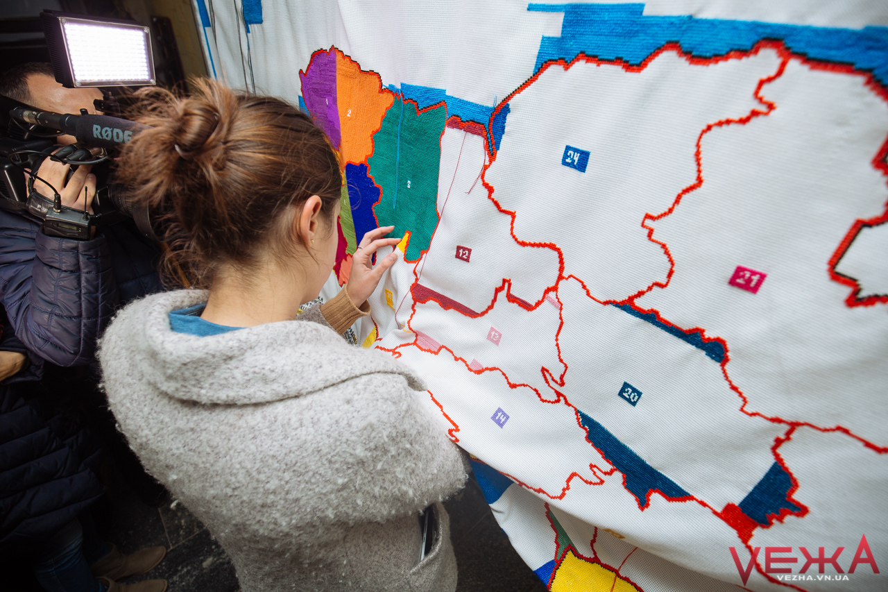У Вінниці вишивають триметрову карту України. ФОТОРЕПОРТАЖ