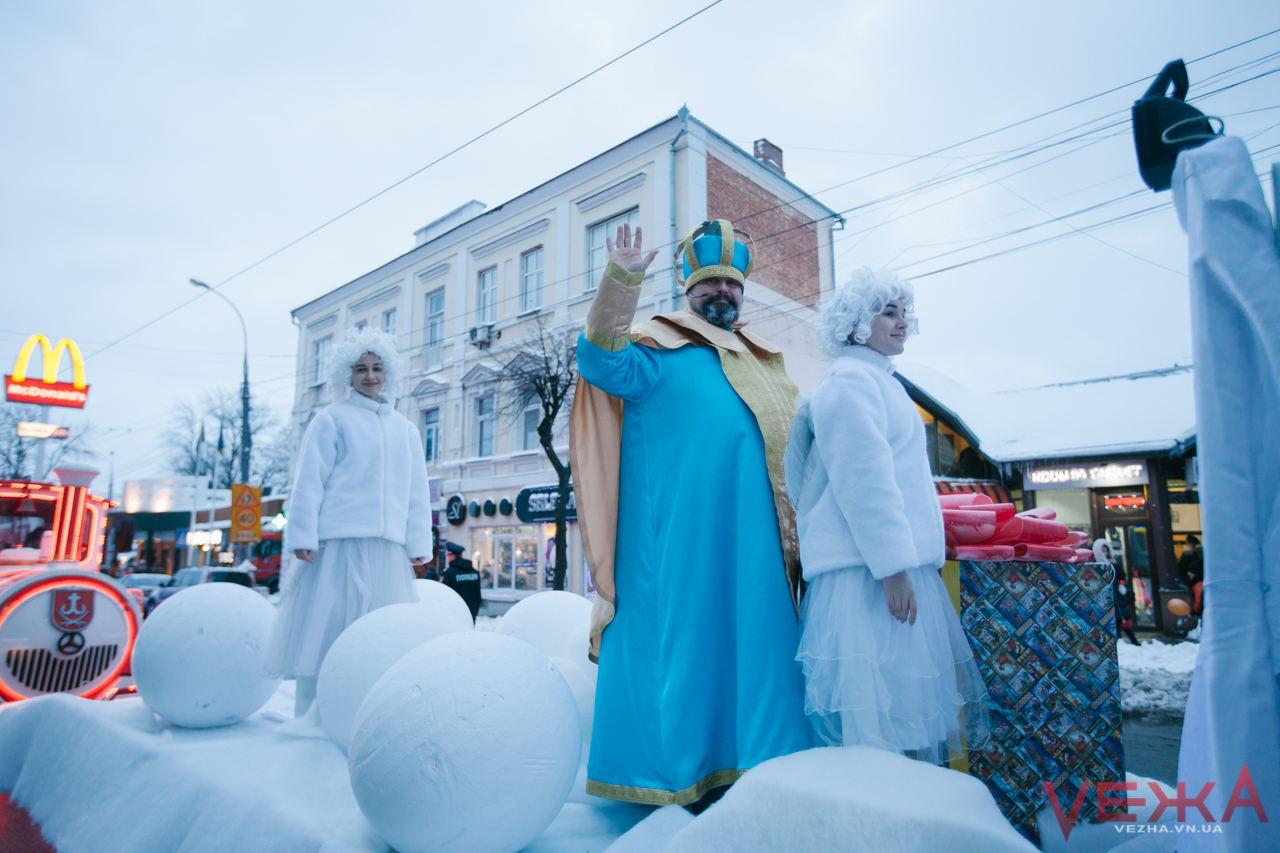 Миколай на святковій “колісниці” приїхав у Вінницю: на Соборній влаштували передноворічний карнавал. ФОТО