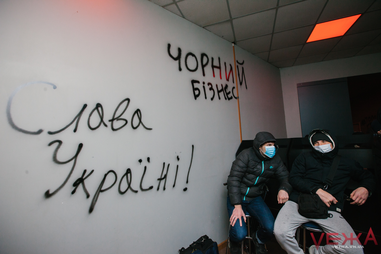 «Бо поліція нездатна»: вінницькі націоналісти атакували гральний салон на Київський. ФОТОРЕПОРТАЖ