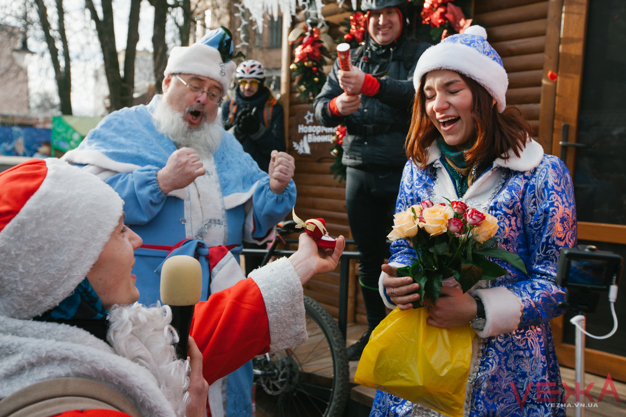 Різдвяні велозаручини: у Вінниці на велопараді Дід Мороз зробив пропозицію Снігурці. ФОТО