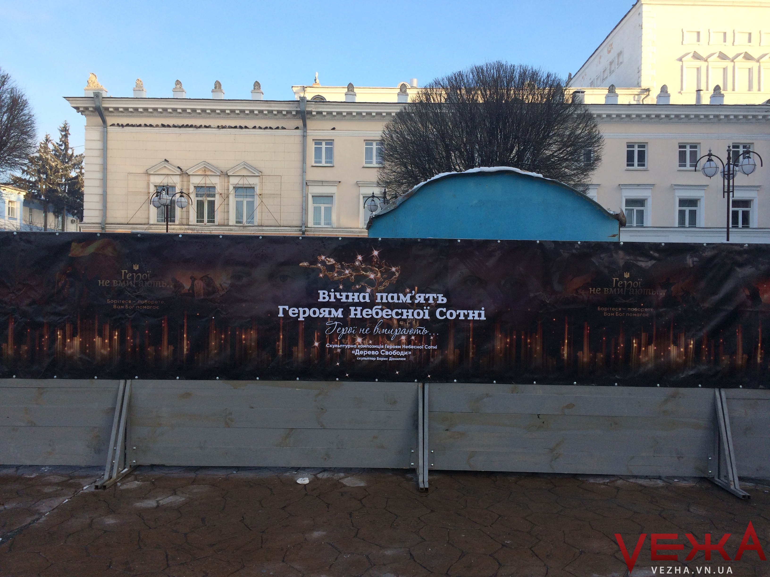 На Майдані Небесної Сотні почали встановлювати пам’ятник героям Революції Гідності. ФОТО