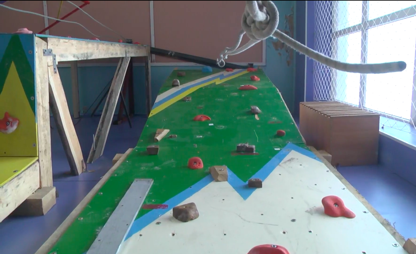 Лазити по стінах… в школі: у вінницькій гімназії створюють скеледром. ВІДЕО