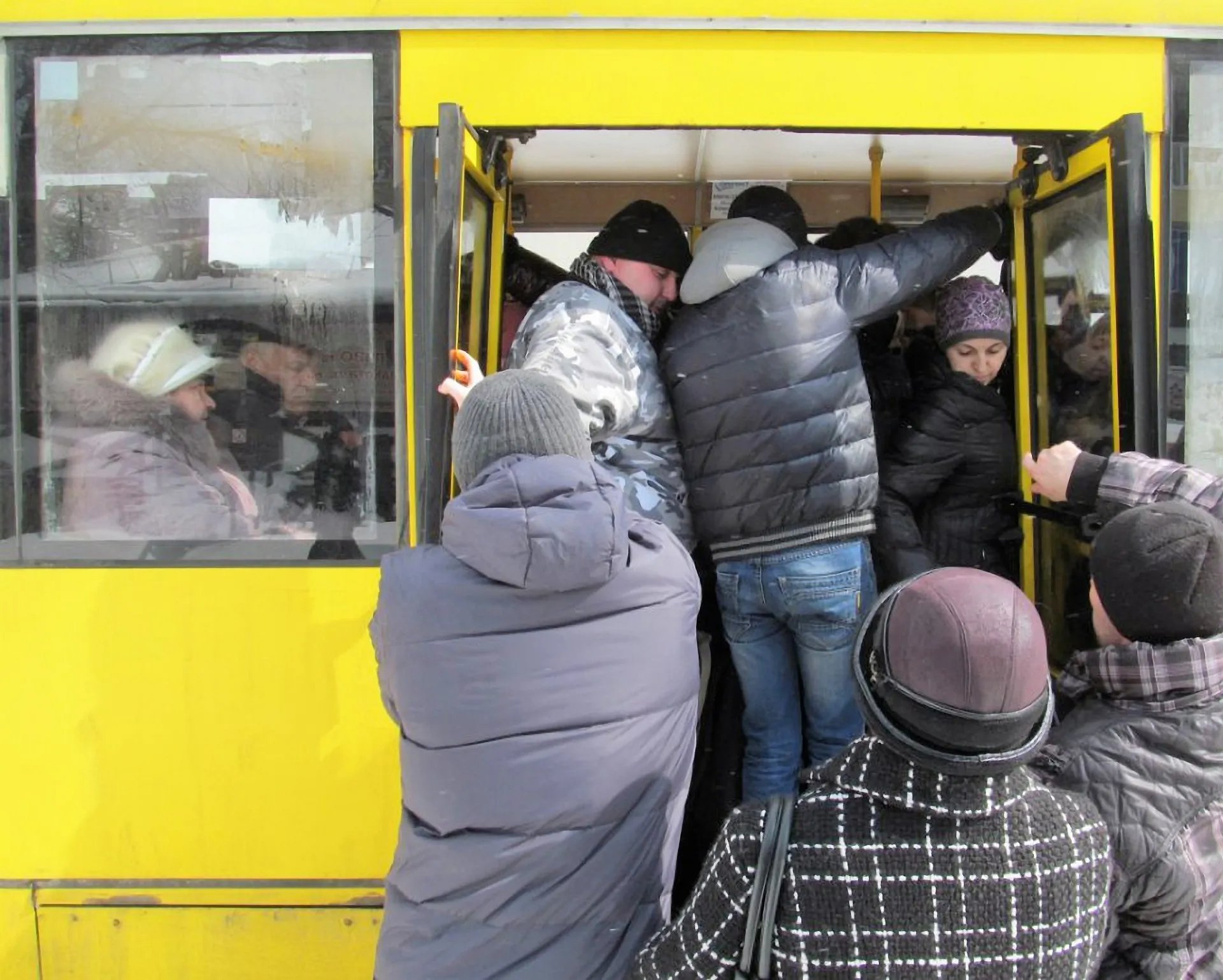 Переполненный автобус. Переполненный общественный транспорт. Полный автобус людей. Автобус битком. Переполненная маршрутка.