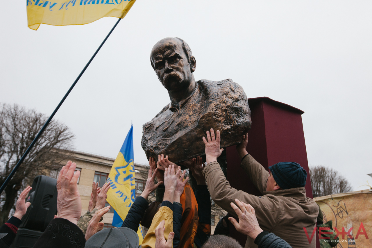 У Вінниці під час мітингу встановили пластикове погруддя Шевченку. ФОТОРЕПОРТАЖ