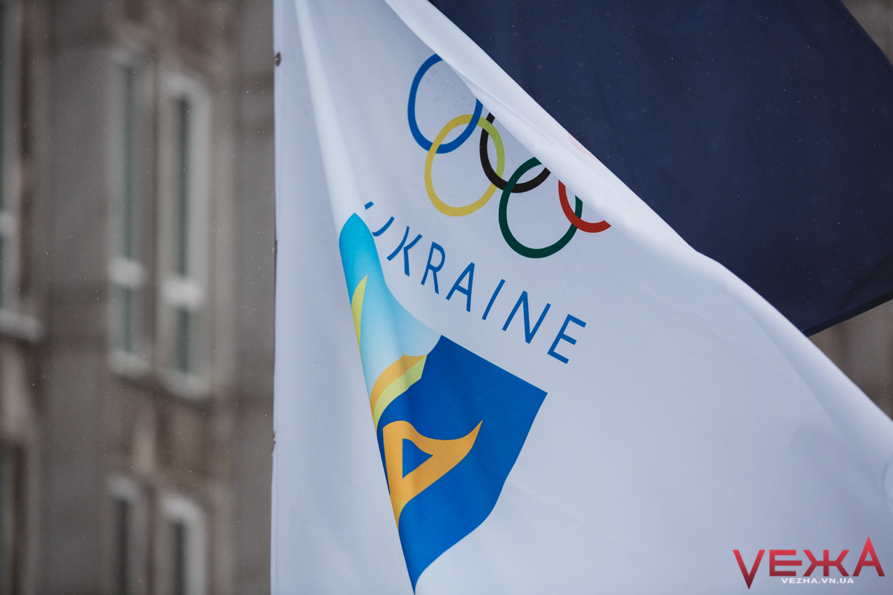 У центрі Вінниці урочисто підняли “олімпійський” прапор на честь відкриття ХХIII Олімпіади в Кореї. ФОТОРЕПОРТАЖ
