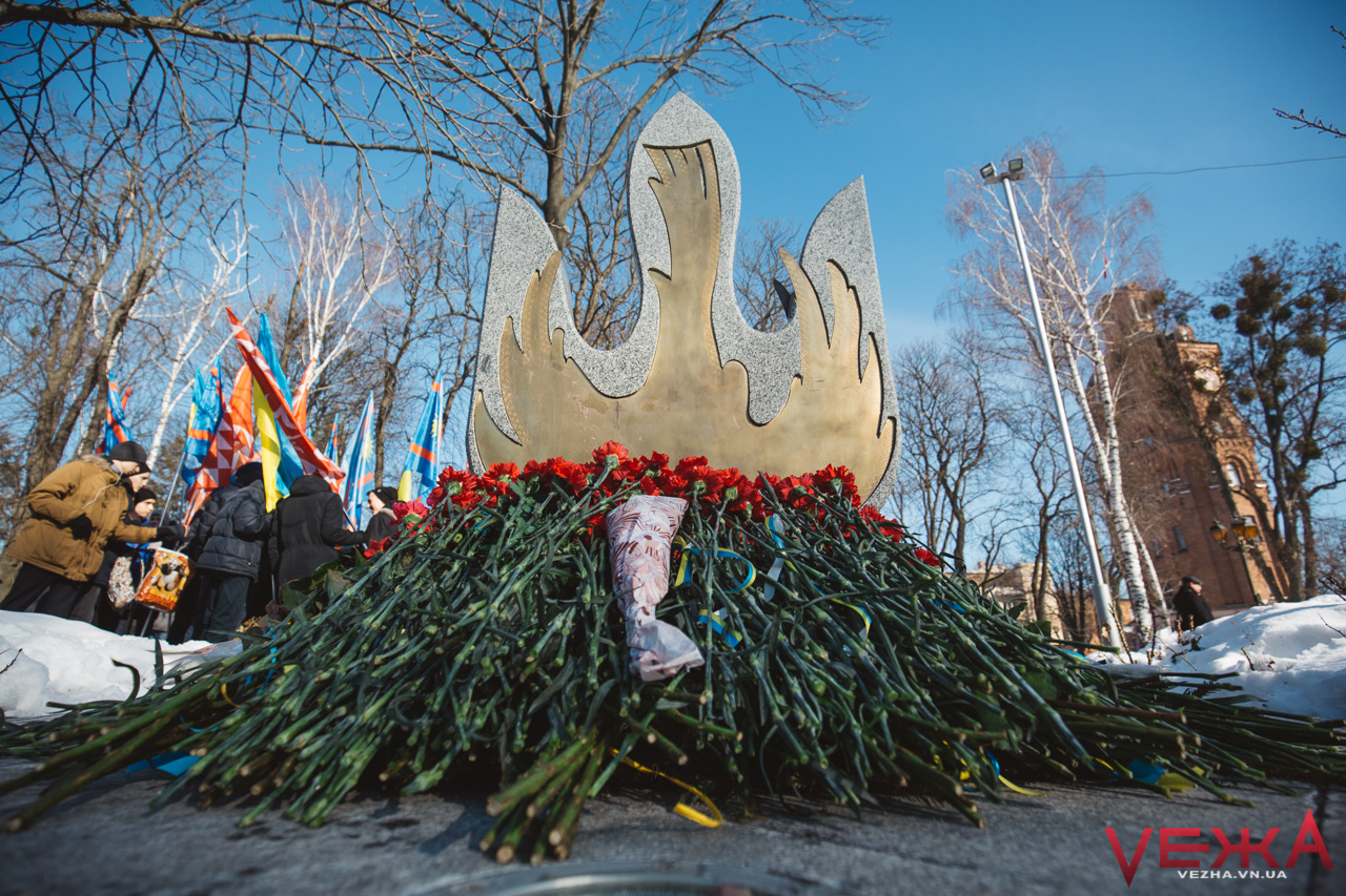 Пам’ять потрібна живим: у Вінниці понад сотня людей поклала квіти до меморіалу Небесної Сотні. ФОТО