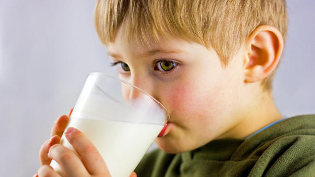 Молочний експеримент: школярі Томашполя щодня випиватимуть по склянці молока і чекають на молокомат із Хельсінкі. ВІДЕО