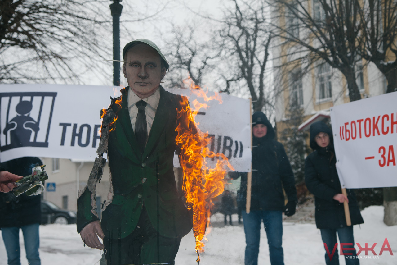“Так згориш у пеклі за Крим!”: у Вінниці спалили опудало Путіна. ФОТО, ВІДЕО