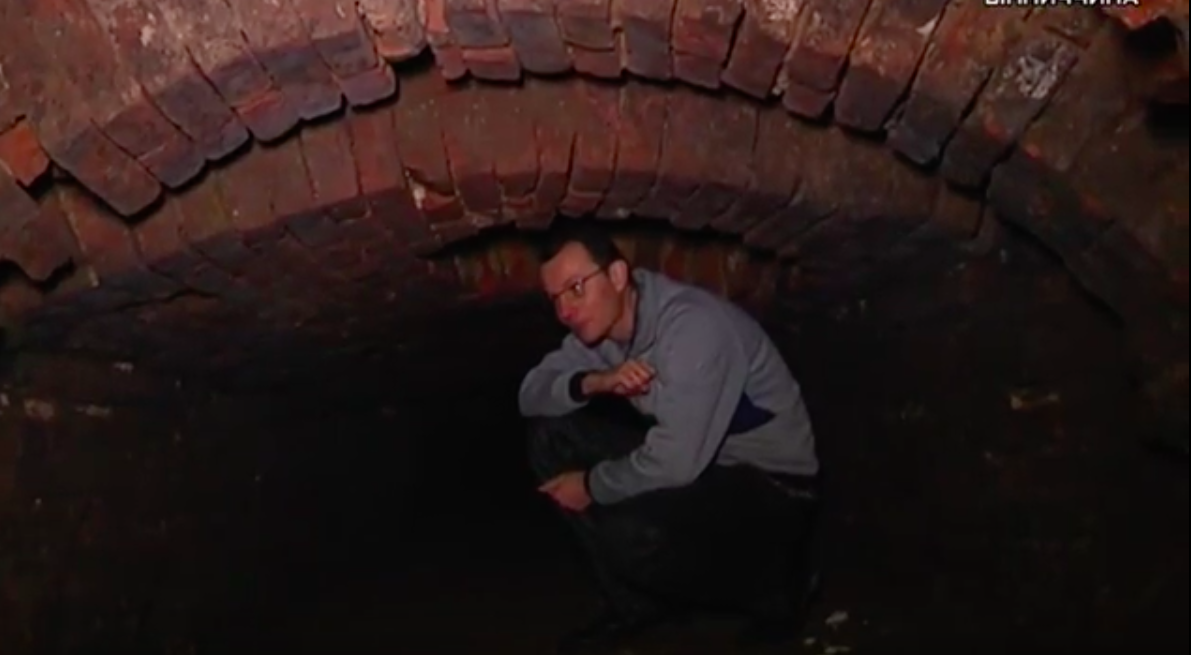 Церковники пустили журналістів у старовинні підземні ходи на Соборній. ВІДЕО