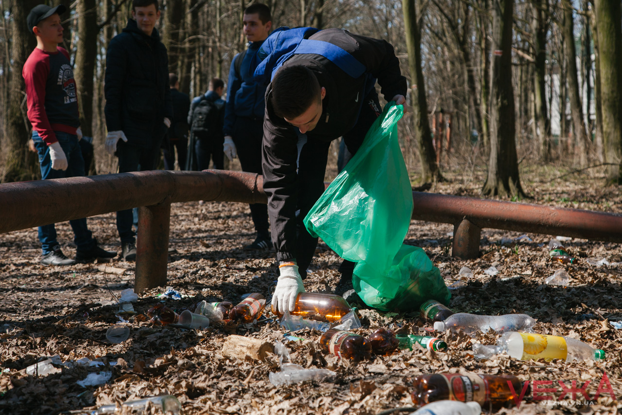 Понад сто студентів вийшли прибирати Лісопарк: у Вінниці розпочалися міські “суботники”. ФОТОРЕПОРТАЖ