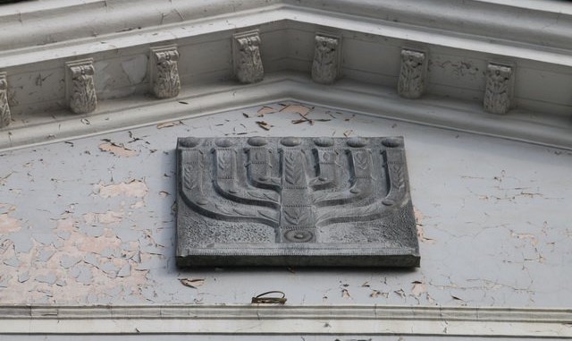 «Золота підкова» під єврейською менорою: чому в будівлі вінницької синагоги грають на гроші?