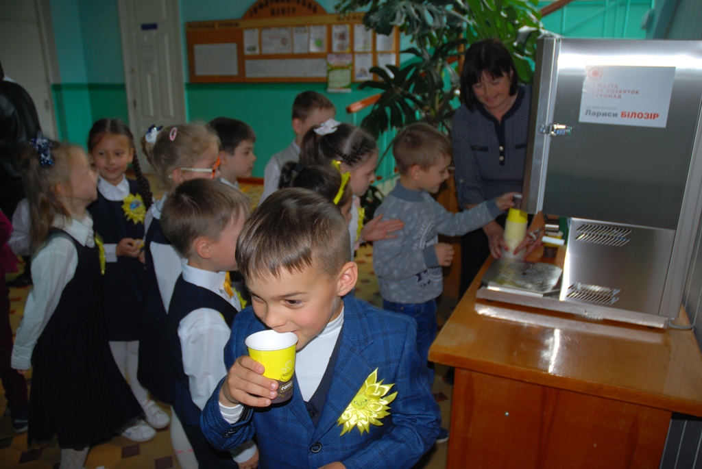 Кальцій та вітамін D: на Вінниччині у школах встановили 6 молокоматів. ФОТО
