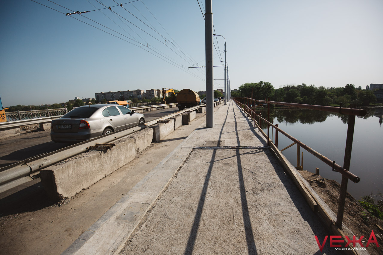 На Київському мосту розширили пішохідну зону. ФОТО