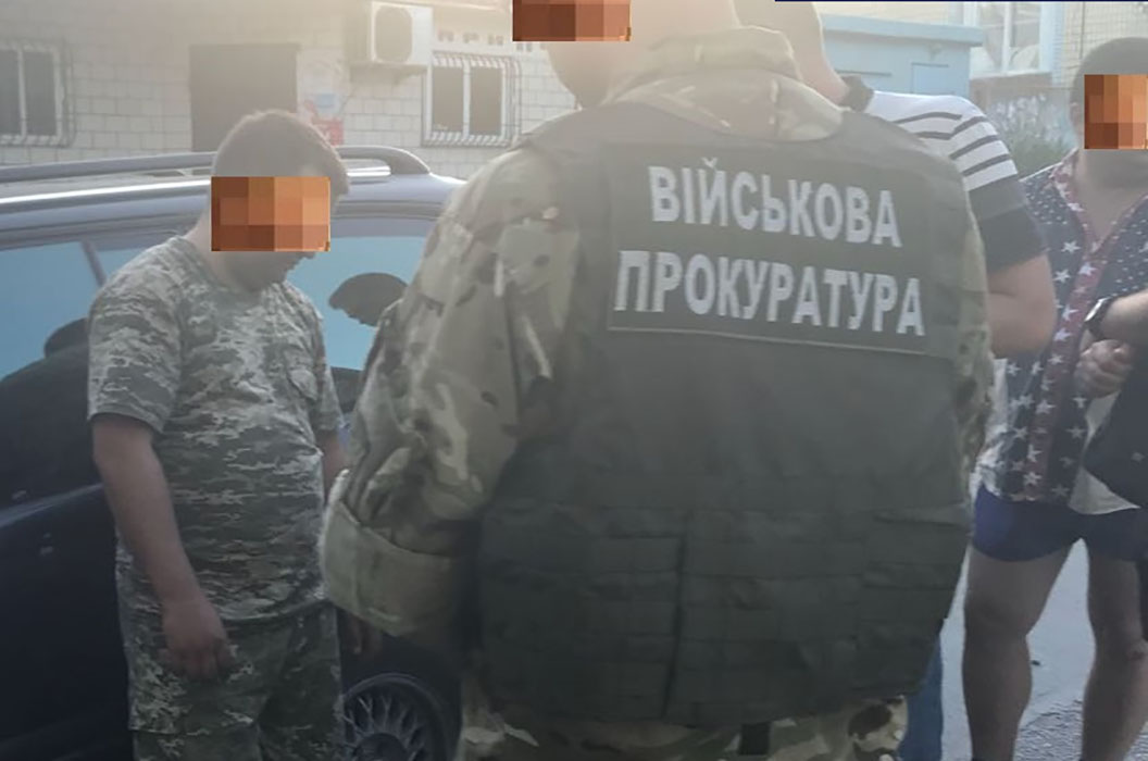 Хабар за відстрочку: на Вінниччині затримали працівника військкомату