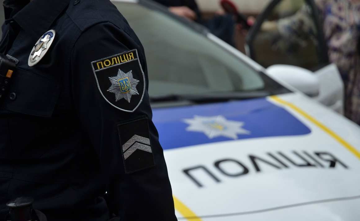 Родинний опір поліції: на Вінниччині на патрульних нападали з лопатою та лайкою