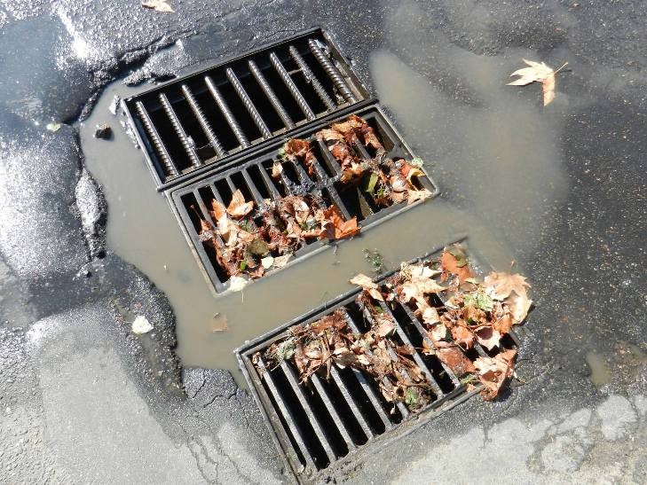Через дощі у Вінниці збільшили кількість бригад, що розчищають зливову каналізацію