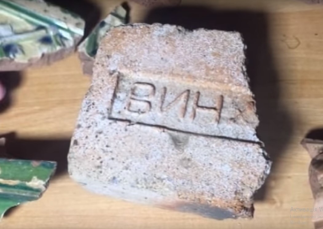 На розкопках в Мурах археологи знайшли старовинний камін і торгові пломби. ВІДЕО