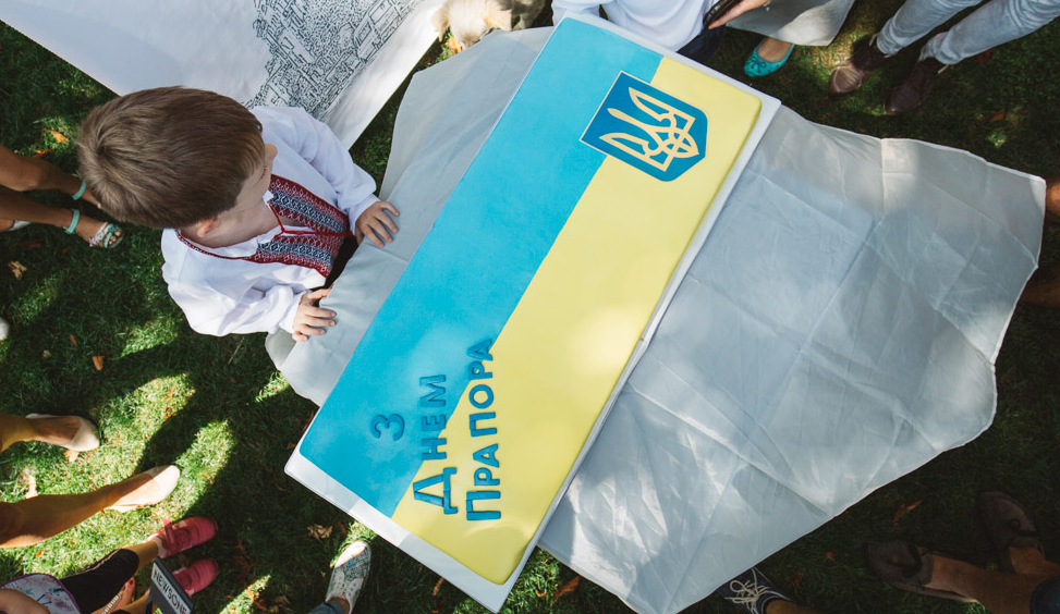 У Вінниці спекли 16-кілограмовий торт у вигляді прапора України. ФОТОРЕПОРТАЖ